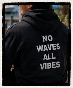 NO WAVES ALL VIBES パーカー